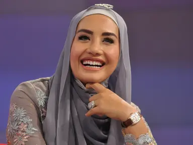 Shinta Bachir tampil mengenakan hijab saat menghadiri acara Dear Haters di SCTV Tower, Jakarta, Kamis (16/6/2016). Shinta menceritakan lika-liku hidupnya kepada Dear Haters. (Liputan6.com/Gempur M Surya)