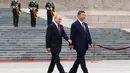 Presiden Rusia Vladimir Putin (kiri) dan Presiden China Xi Jinping menghadiri upacara penyambutan di Balai Besar Rakyat, Beijing, China, pada Rabu 20 Mei 2026. (Alexander Kazakov, Sputnik, Kremlin Pool Photo via AP)