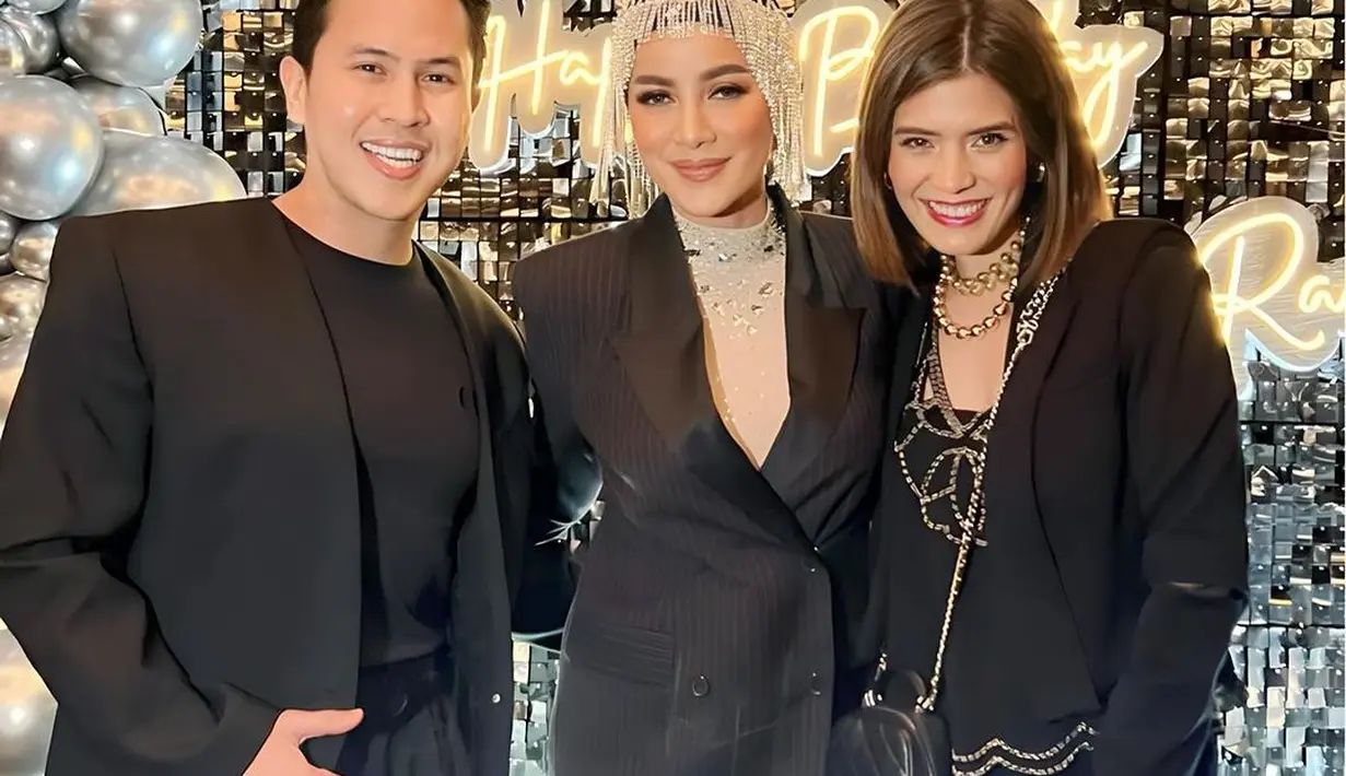 Carissa Puteri tampil cantik mengenakan inner berwarna hitam berbordir bunga dengan jahitan emas. Penampilannya disempurnakan dengan blazer hitam dan celana panjang yang juga berwarna hitam. [Foto: Instagram/penyogastar]