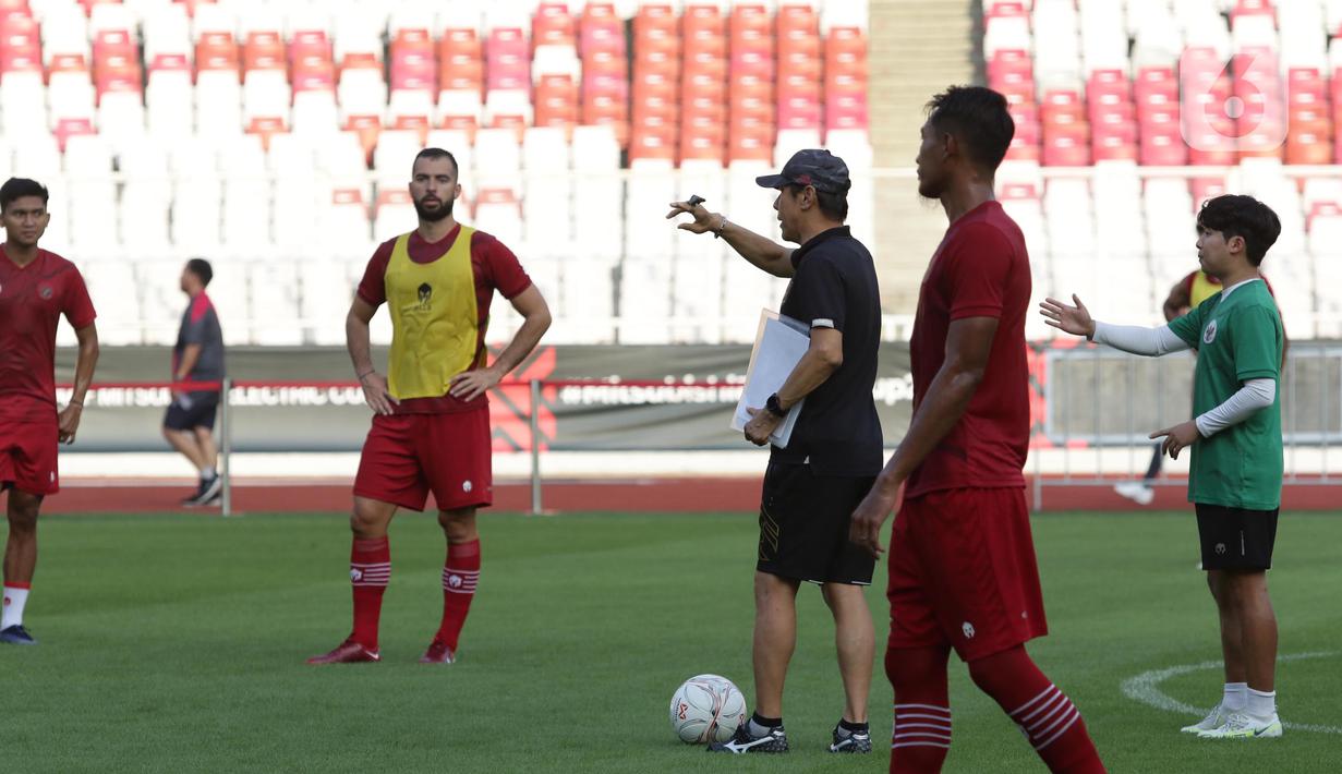 Pelatih, Shin Tae-yong (tengah) memberi arahan pada pemain Timnas Indonesia saat latihan di Stadion Utama Gelora Bung Karno, Jakarta, Selasa (20/12/2022). Piala AFF 2022 diikuti oleh 10 tim peserta termasuk timnas Indonesia. Pada babak penyisihan, ke-10 tim tersebut dibagi menjadi dua grup dengan masing-masing grup berisikan lima tim. (Liputan6.com/Helmi Fithriansyah)