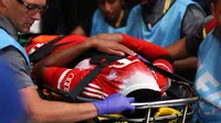 Jamal Musiala #42 dari Bayern Munchen dibawa keluar lapangan oleh staf medis setelah mengalami cedera selama pertandingan perempat final Piala Dunia Antarklub 2025 antara Paris Saint-Germain dan FC Bayern M&uuml;nchen di Stadion Mercedes-Benz pada tanggal 05 Juli 2025 di Atlanta, Georgia. (Kevin C. Cox/Getty Images via AFP)