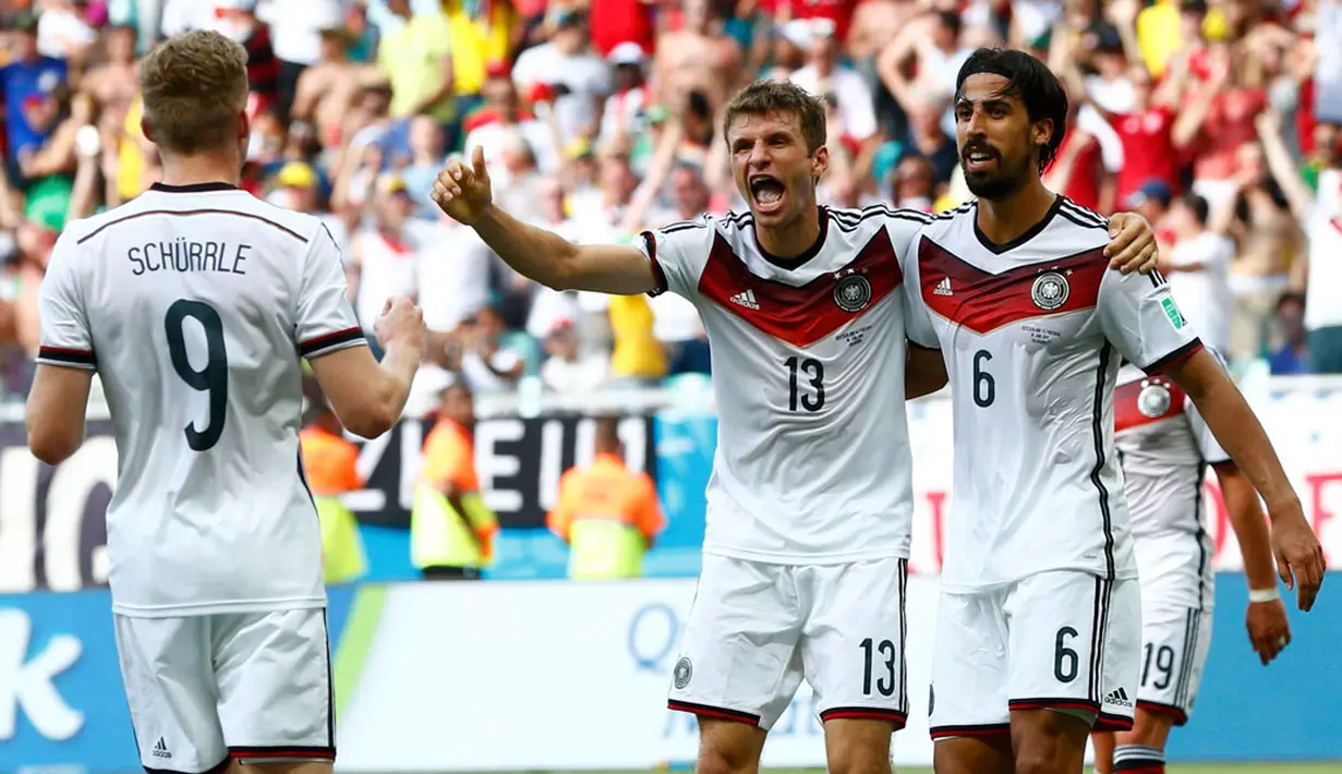 Bersama Sami Khedira, Thomas Mueller (tengah) menghampiri Andre Schuerrle (membelakangi lensa) untuk merayakan keberhasilan Jerman menggasak Portugal 4-0 di laga penyisihan Piala Dunia 2014, (16/6/2014). (REUTERS/Darren Staples)