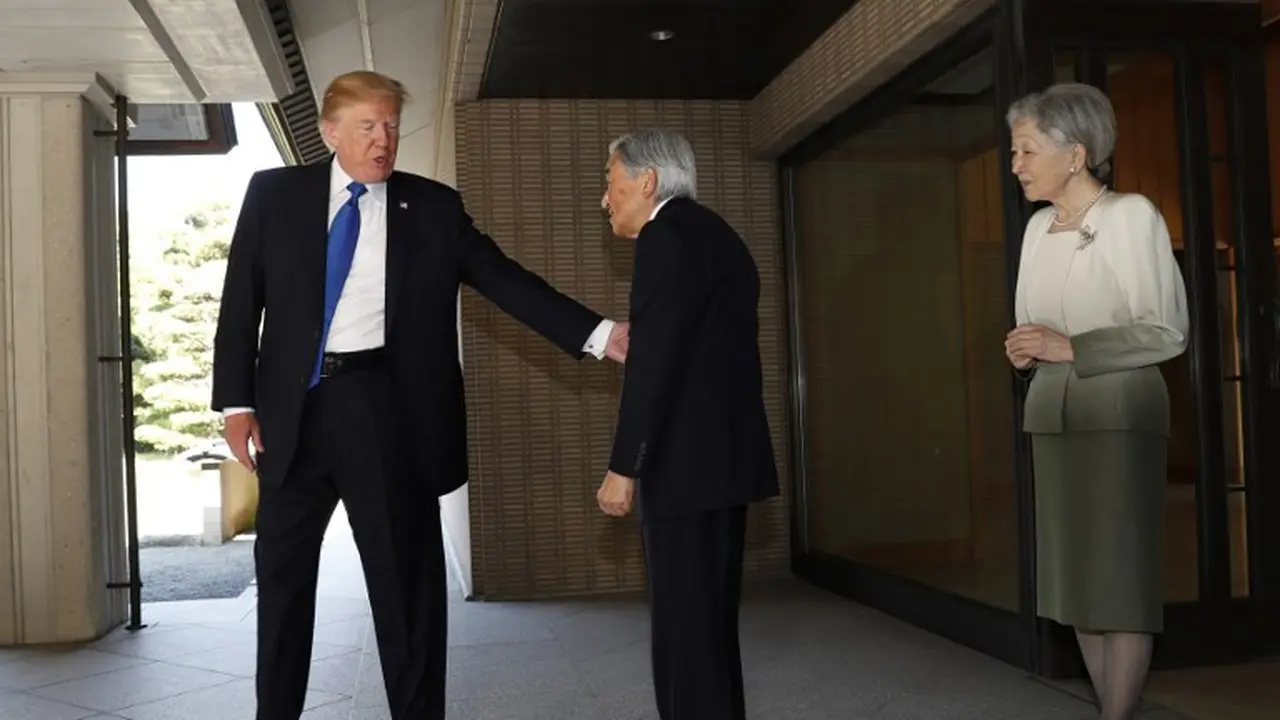 Donald Trump Tak Membungkuk Saat Bertemu Kaisar Jepang