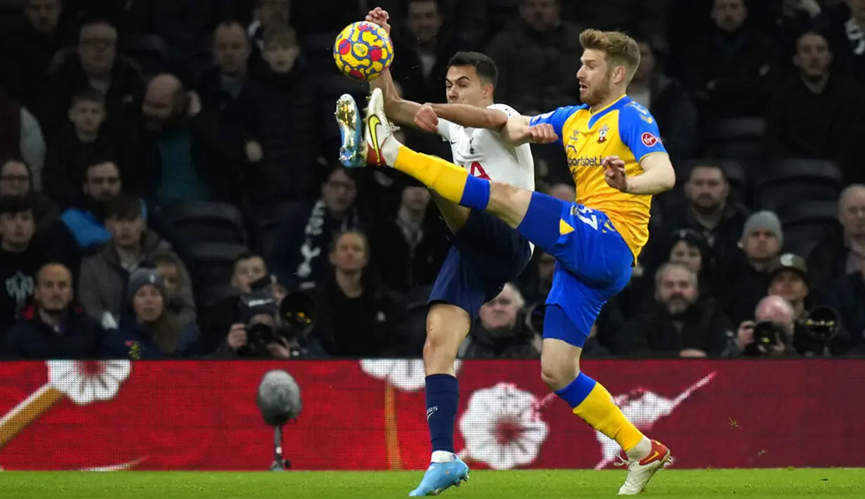 Pemain Tottenham Hotspur Sergio Reguilon (kiri) berebut bola dengan pemain Southampton Stuart Armstrong pada pertandingan sepak bola Liga Inggris di Tottenham Hotspur Stadium, London, Inggris, 9 Februari 2022. Tottenham Hotspur kalah 2-3. (AP Photo/Alastair Grant)