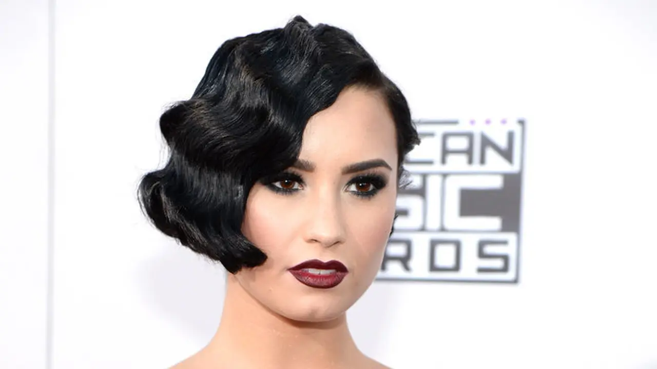 Demi Lovato Tampil Seksi dengan Lipstik  Gelap di AMA 2015