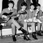 (Sumber: Audrey Hepburn dengan Kitten Heels dan The Beatles dengan sepatu chelsea)