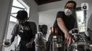 Praktisi (kanan) mengajar pembuatan kopi kepada anak berkebutuhan khusus di The Home, Cilandak, Jakarta, Selasa (11/1/2022). Belajar membuat kopi merupakan salah satu pelatihan khusus yang disesuaikan dari minat anak berkebutuhan khusus setelah selesai pendidikan di SLB. (Liputan6.com/Johan Tallo)