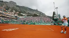 Rafael Nadal melepaskan pukulan keras kontra John Isner (REUTERS/Eric Gaillard)