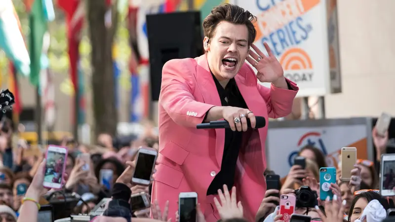 Kenakan Warna Pink, Harry Styles Hibur Ribuan Penggemar