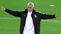 Lawatan ke Stamford Bridge akan terasa emosional bagi Mourinho. Kendati demikian, The Special One tak datang ke London untuk reuni. Ia ingin meneruskan awalan positifnya bersama Benfica. (Steven Paston/PA via AP)