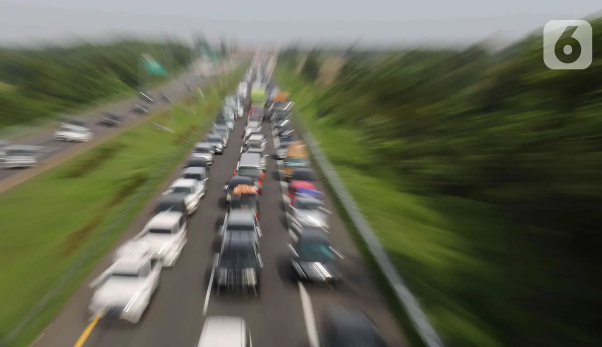 <p>Kendaraan pemudik melintas saat penerapan kebijakan jalur satu arah atau one way di ruas Jalan Tol Cikopo-Palimanan, Subang, Jawa Barat, Jumat (29/4/2022). Kepadatan kendaraan pemudik masih terlihat di beberapa titik, meskipun kebijakan one way telah dilakukan sejak pagi hari Jumat ini dimulai dari KM 47 sampai KM 414 Tol Kalikangkung. (Liputan6.com/Herman Zakharia)</p>