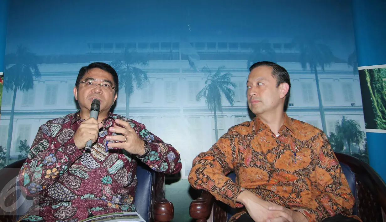 Mendag Thomas Lembong (kanan) dan Kepala BKPM Franky Sibarani memberikan keterangan pers usai rapat kebijakan paket ekonomi tiga di Jakarta, Jumat (2/9/2015). Rapat membahas desk khusus investasi tekstil dan sepatu. (Liputan6.com/Angga Yuniar)