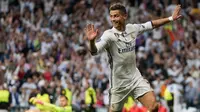 Cristiano Ronaldo (CR7) kembali menunjukkan diri sebagai pembeda dengan mengepak hat-trick ke gawang Atletico, menjadikannya Man of the Match di Santiago Bernabeu pada leg pertama semifinal Liga Champions, Spanyol, Selasa (2/5). (AFP Photo)