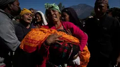 Seorang wanita menggendong jenazah cucunya yang tewas akibat gempa bumi di Distrik Jajarkot, barat laut Nepal, Minggu (5/11/2023). Gempa bumi Jumat malam di distrik tersebut menewaskan lebih dari 100 orang, sementara lebih dari 50 orang tewas di distrik tetangga Rukum, kata para pejabat. (AP Photo/Niranjan Shrestha)
