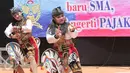 Tarian daerah dibawakan salah satu peserta saat Tax Competition 2015, Jakarta, Senin (23/11/2015).Kompetisi tersebut untuk memberikan edukasi tentang pajak dan budaya nusantara sejak dini (Liputan6.com/Angga Yuniar)