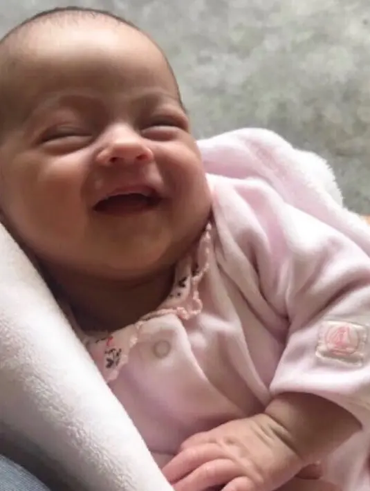 Lewat akun Instagramnya, Georgina pun mengunggah foto sang putri yang sedang tersenyum lepas. Foto ini pastinya sangat menarik perhatian publik karena wajah bayi mungil itu yang menggemaskan. (Instagram/georginagio)