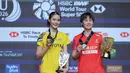 Pebulu tangkis tunggal putri Thailand, Pitchamon Opatniputh (kiri) berfoto bersama wakil China, Chen Yu Fei di atas podium setelah final Indonesia Masters 2026 yang berlangsung di Istora, Senayan, Jakarta, Minggu (25/01/2026). (Bola.com/Bagaskara Lazuardi)