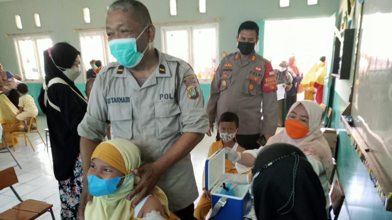 Siswa SD di Bekasi mengikuti vaksinasi Covid-19