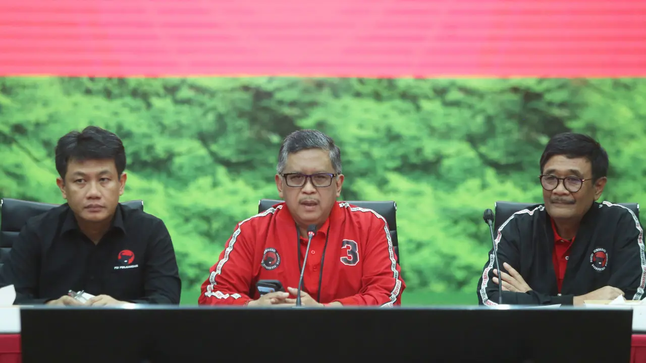 Sekjen PDIP Hasto Kristiyanto dan jajaran partai saat konferensi pers persiapan Rakernas V Partai di Kantor DPP PDIP, Jalan Diponegoro, Menteng, Jakarta, Rabu (22/5/2024). (Merdeka.com/Muhammad Genantan Saputra)