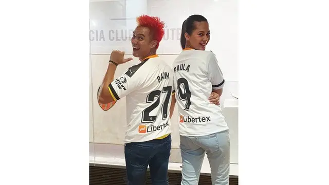 6 Potret Terbaru Baim Wong, Nyentrik dengan Rambut Merah Putih di Spanyol
