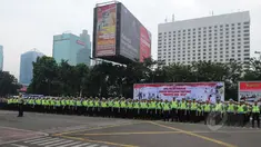 Ribuan personel polisi lalu lintas mengikuti apel Gelar Pasukan Ops Simpatik Jaya 2015 di Lapangan Ditlantas Polda Metro Jaya, Rabu (1/4/2015). (Liputan6.com/Herman Zakharia)