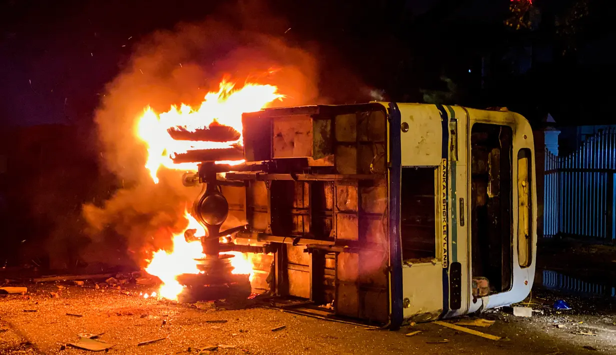 <p>&nbsp;</p>
<p>Sebuah bus dibakar di dekat kediaman resmi Perdana Menteri Sri Lanka Mahinda Rajapaksa di Kolombo pada 9 Mei 2022. Puluhan bus yang digunakan oleh loyalis Rajapaksa untuk melakukan perjalanan ke Kolombo pada hari sebelumnya dibakar atau rusak di seluruh negeri. (ISHARA S. KODIKARA / AFP)</p>