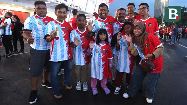 Foto: Pakai Topeng Messi hingga Jersey Seragaman, Begini Pernak-pernik Unik Suporter saat Laga Timnas Indonesia Vs Argentina