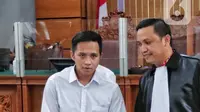 Bharada Richard Eliezer Pudihang Lumiu atau Bharada E (kiri) sesaat sebelum menjalani sidang perdana terkait kasus dugaan pembunuhan berencana Brigadir Yosua Hutabarat alias Brigadir J di Pengadilan Negeri Jakarta Selatan, Selasa (18/10/2022). Sidang beragendakan pembacaan dakwaan oleh Jaksa Penuntut Umum. (Liputan6.com/Angga Yuniar)