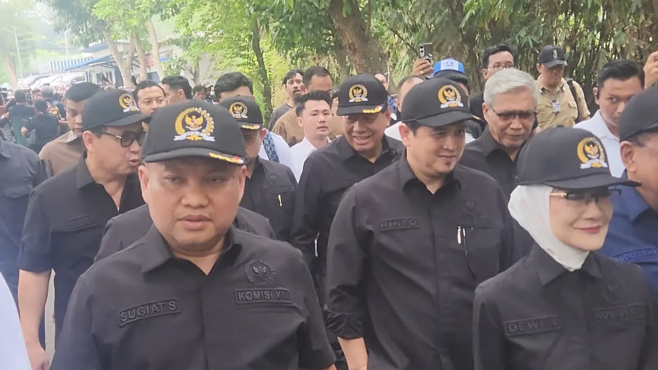 Anggota Komisi XIII DPR RI saat mendatangi lokasi 10 bangunan di Lapas Cibinong, Bogor.