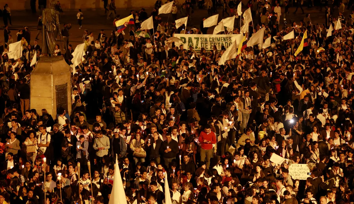 Para pendukung kesepakatan damai berkumpul di Bolivar Square  yang terletak di Bogota ibu kota kolombia, Bogota (5/10). Pendukung mengharapkan konflik yang sudah terjadi sejak 5 dekade lalu segera usai.  (REUTERS/John Vizcaino)
