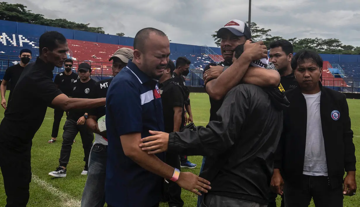 Tangisan pemain dan ofisial Arema FC pecah saat datang ke Stadion Kanjuruhan, Senin (3/10/2022). (AFP/Juni Kriswanto)