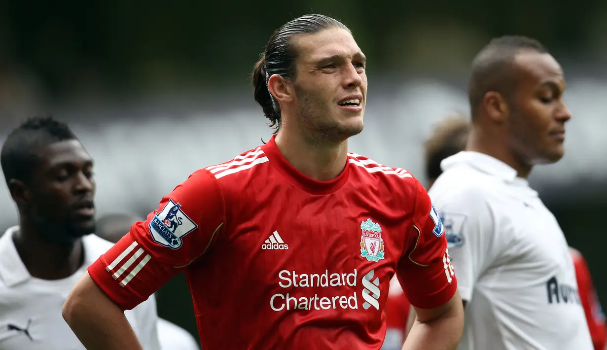 Sebagai pengganti Fernando Torres, Liverpool mendatangkan Andy Carroll dari Newcastle United dengan nilai transfer sebesar 41 juta euro. Tampil tak sesuai harapan dengan hanya mencetak 11 gol dan 6 assist dari 58 laga di semua ajang, ia akhirnya dipinjamkan ke West Ham United pada pertengahan musim 2012/2013 hingga akhirnya dipermanenkan di musim berikutnya. (AFP/Adrian Dennis)