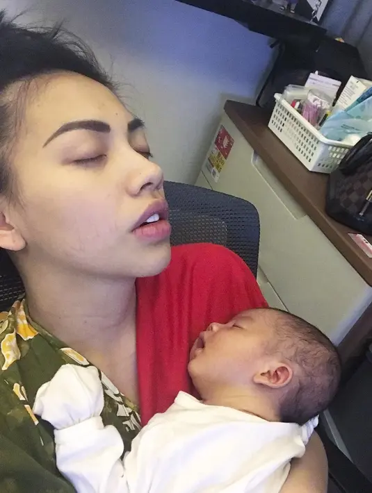 Sambil menggendong buah hatinya, Kezia Karamoy terlihat tertidur pulas. (Foto: instagram.com/itskeziakaramoy)