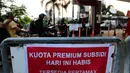 SPBU di kawasan Radio Dalam, Jakarta, memasang papan informasi bertuliskan “Kuota Premium Subsidi Hari Ini Habis, Tersedia Pertamax”, Jakarta, Senin (25/8/14). (Liputan6.com/Andrian M Tunay)
