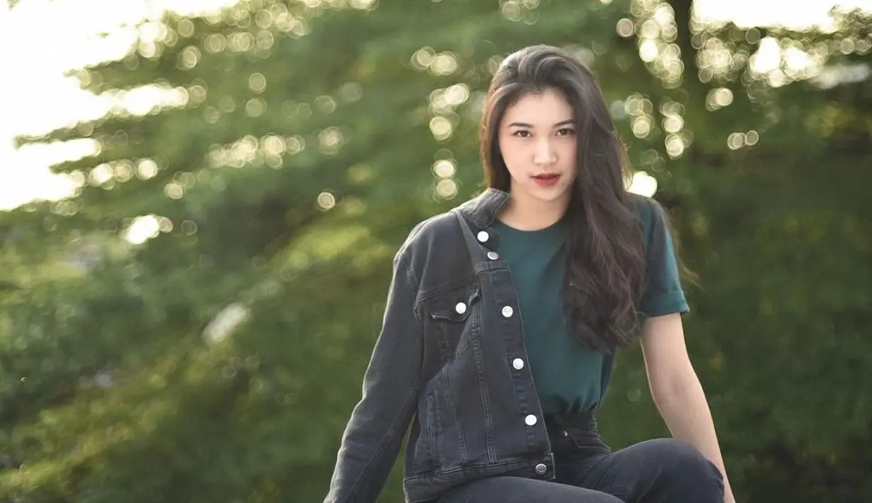 OOTD Shani JKT48 saat pakai kaus hijau sangat simpel tapi menawan. Terlebih kaus hijaunya juga dipadupadankan dengan kemeja hitam. Kaus hijau yang dikenakannya ini sukses menyempurnakan penampilan Shani JKT48 yang banjir like dan komentar netizen. (Liputan6.com/IG/@jkt48shani)
