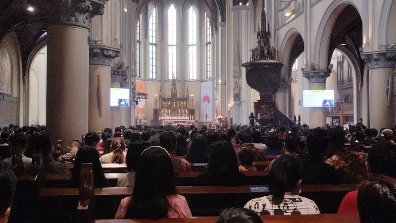 Ribuan Umat Katolik jemaat Gereja Katedral, Jakarta Pusat mengikuti Misa Natal Senin (25/12/2023)