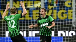 Pemain Sassuolo, Davide Frattesi (kanan) melakukan selebrasi bersama rekannya setelah mencetak gol kedua timnya ke gawang Inter Milan pada laga lanjutan Liga Italia 2022/2023 di Giuseppe-Meazza, Milan, 13 Mei 2023. Frattesi tercatat telah memainkan 37 pertandingan di semua kompetisi dengan mencetak tujuh gol bersama Sassuolo pada musim ini. Performa apiknya membuat klub-klub besar termasuk AC Milan tertarik untuk memboyongnya. (AFP/Gabriel Bouys)