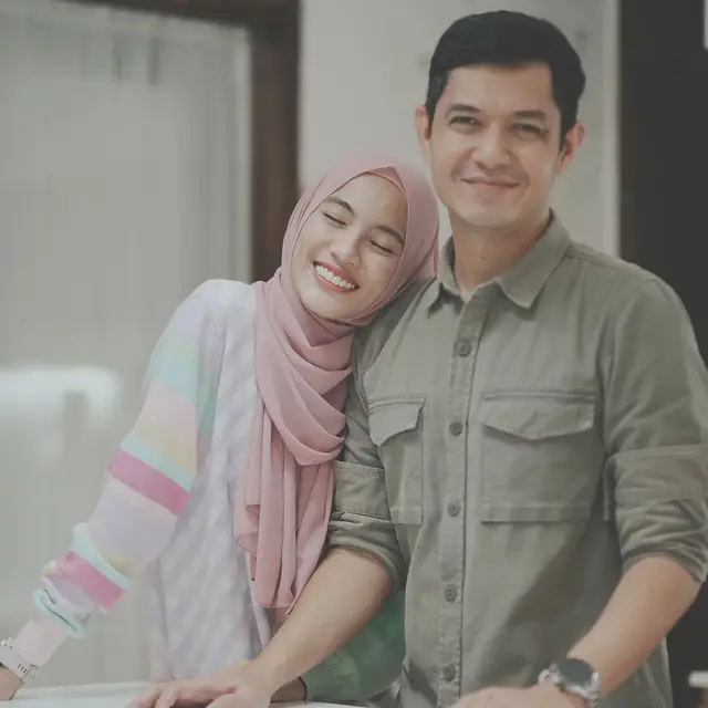 6 Artis Ini Menikah dengan Teman Masa Kecil, Bukti Jodoh Tak Kemana