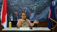 Kepala Pusat Data dan Informasi BNPB Sutopo Purwo Nugroho memberikan pemaparan terkait banjir bandang di Sentani, Jayapura di kantornya, Jakarta, Minggu (17/3). BNPB mencatat korban meninggal sudah mencapai 58 orang. (Liputan6.com/Angga Yuniar)