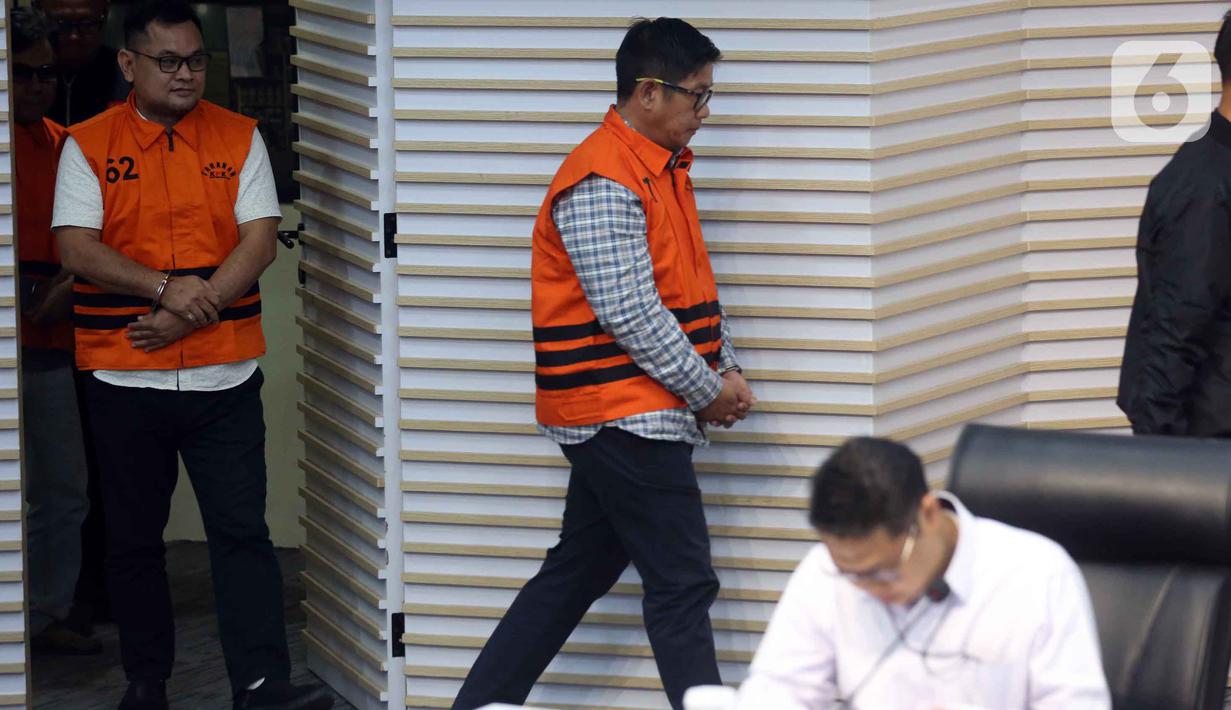 Dalam OTT tersebut KPK menangkap delapan orang, tapi hanya enam yang ditetapkan sebagai tersangka. Tampak dalam foto, Wakil Ketua Dewan Perwakilan Rakyat Daerah (DPRD) Kabupaten Ogan Komering Ulu periode 2024-2029, Parwanto (tengah) sesaat sebelum rilis penetapan penahanan di Gedung Merah Putih Komisi Pemberantasan Korupsi (KPK), Jakarta, Kamis 20 November 2025. (Liputan6.com/Helmi Fithriansyah)