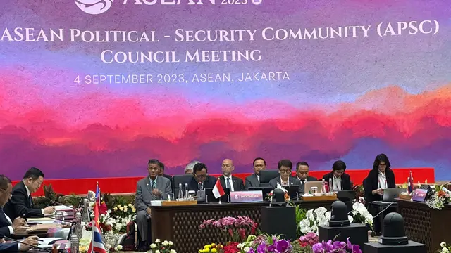 Menko polhukan Mahfud MD dan Menlu Retno Marsudi dalam pertemuan 27th ASEAN Political-Security Community Council Meeting di Kantor Sekretariat ASEAN, Jakarta, Senin (4/9/2023). (Liputan6/Benedikta Miranti)