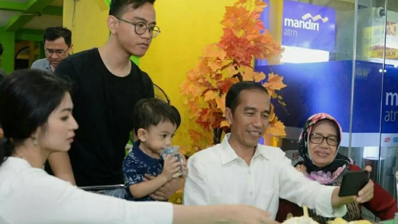 Di sela-sela ngunduh mantu di Medan, Sumatera Utara, Presiden Joko Widodo (Jokowi) dan keluarga menyempatkan menyantap durian. (Foto: Facebook Presiden Joko Widodo)