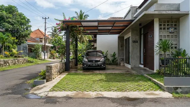 Inspirasi Carport Berlantai Grass Block yang Cocok untuk Rumah Modern Minimalis Model  Pola Kotak Simetris