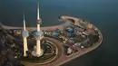 Kuwait mampu membangun perekonomian yang kuat di negaranya dengan memperoleh pendapatan per kapita sebesar US$ 71.263 atau Rp 997 juta. Eksplorasi minyak bumi menjadi penyumbang hampir 95 persen dari seluruh pendapatan negara.( www.vplhealthcare.com)
