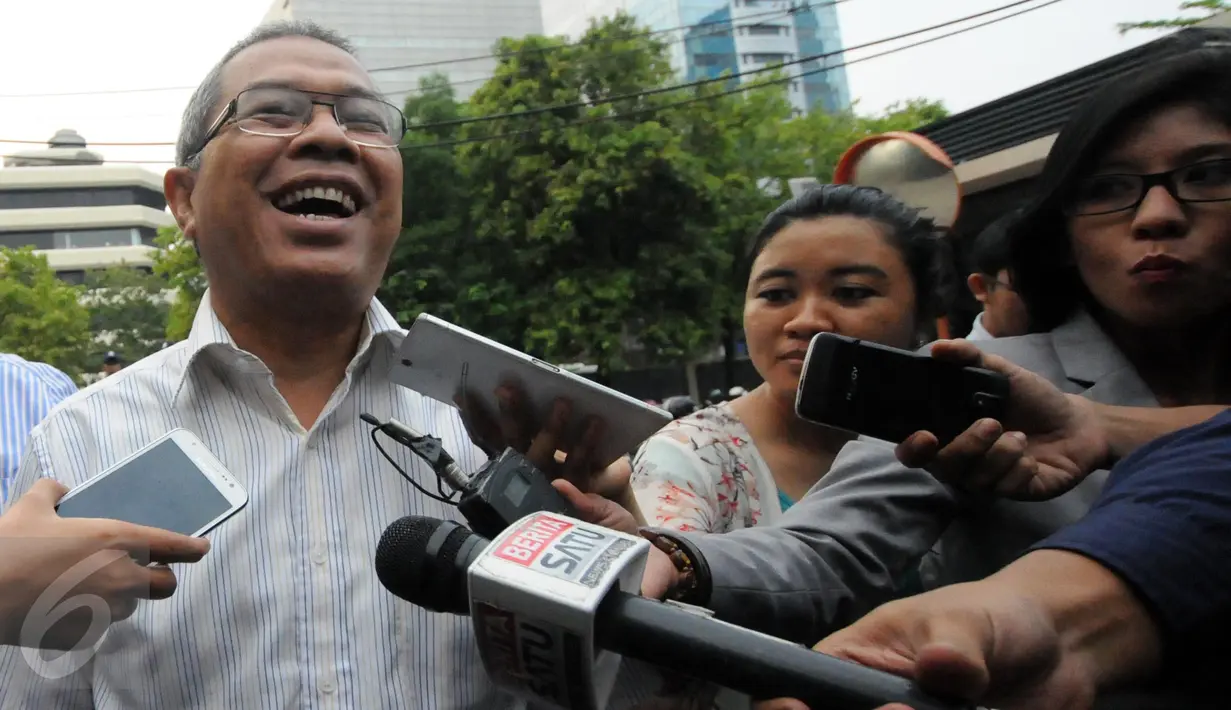 Sekretaris Daerah Pemprov Sumut, Hasban Ritonga memberikan keterangan pers usai diperiksa KPK, Jakarta, Rabu (25/11/2015). Hasban diperiksa sebagai saksi kasus dugaan suap DPRD Sumut periode 2009-2014 dan 2014-2019. (Liputan6.com/Helmi Afandi)