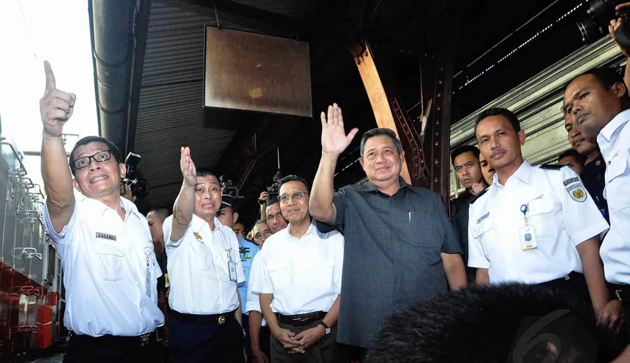 Presiden SBY meninjau langsung kondisi kereta yang akan digunakan para pemudik di Stasiun Senen, Jakarta, Kamis (24/7/14). (Liputan6.com/Faizal Fanani)