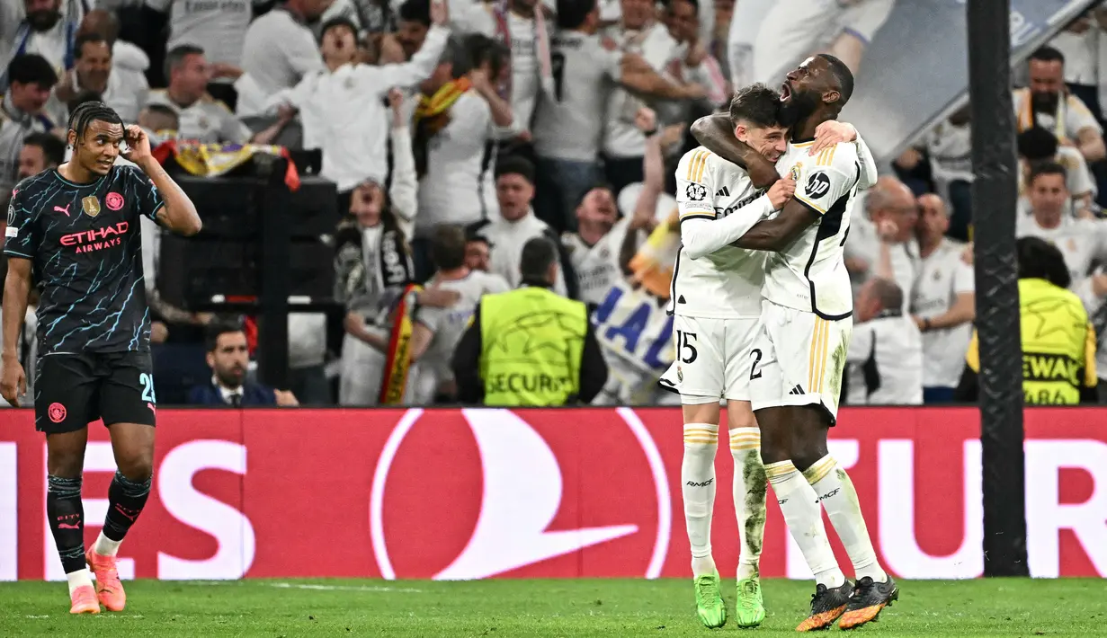 Gol Federico Valverde pada menit ke-79 mengubah skor menjadi imbang 3-3 serta menggagalkan kemenangan Manchester City atas Real Madrid di Stadion Santiago Bernabeu. (JAVIER SORIANO/AFP)