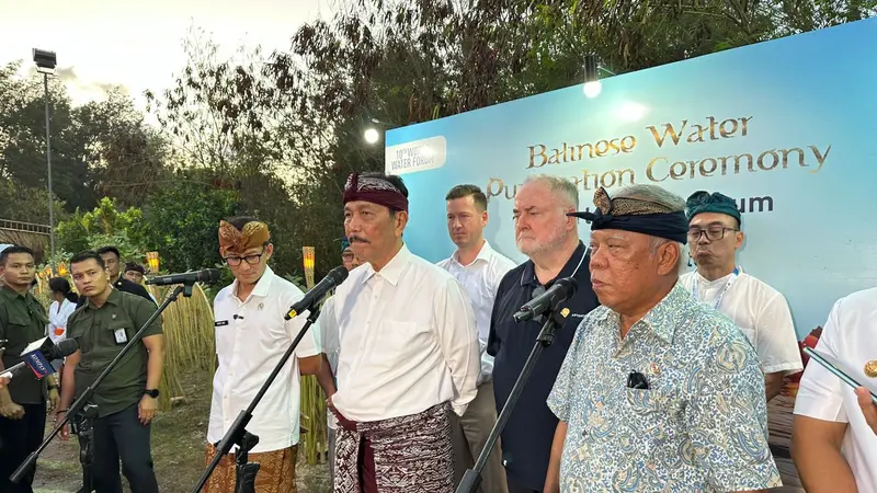 Menkomarves Luhut Binsar Pandjaitan bersama dengan Menparekraf Sandiaga Uno dan Menteri PUPR Basuki Hadimuljono dalam acara "Water Purification Ceremony" yang merupakan rangkaian dari event World Water Forum 2024 di Bali, Sabtu (18/5/2024).