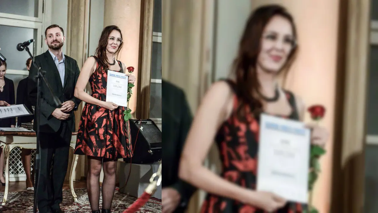 Dorota Holubova memegang plakat penghargaan peringkat pertama kategori Daily Life Slovak Press Photo 2016.(Liputan6.com/Reza Khomaini)