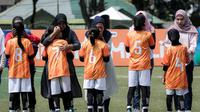 Pemain-pemain SDN Pulogebang 13 meminta restu kepada ibu masing-masing sebelum bertanding di final KU 10 MilkLife Soccer Challenge - Jakarta 2025 di Kingkong Soccer Arena, Cijantung, Jakarta Timur, Minggu (4/5/2025) sore WIB. (Bola.com/Bagaskara Lazuardi)